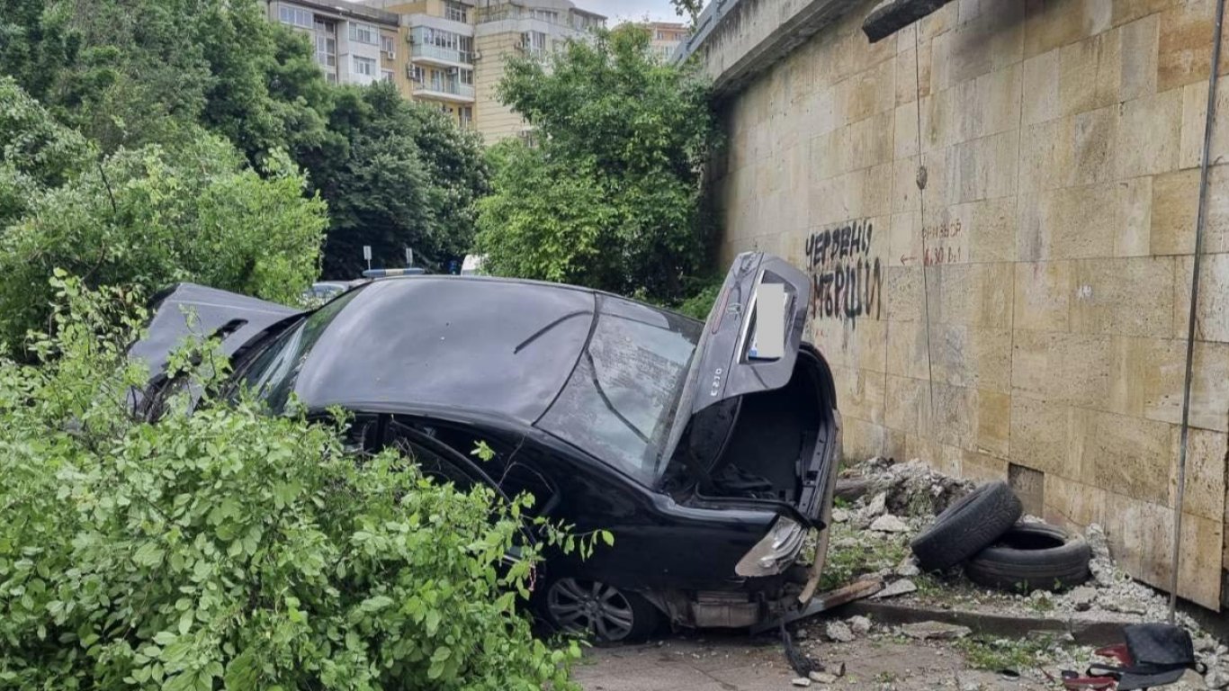 драматичен финал на полицейски преследвач в бургас: мерцедес излиза от пътя