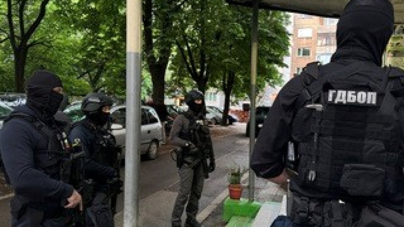 тайници в седалките не помогнаха: гдбоп разбити група за контрабанда