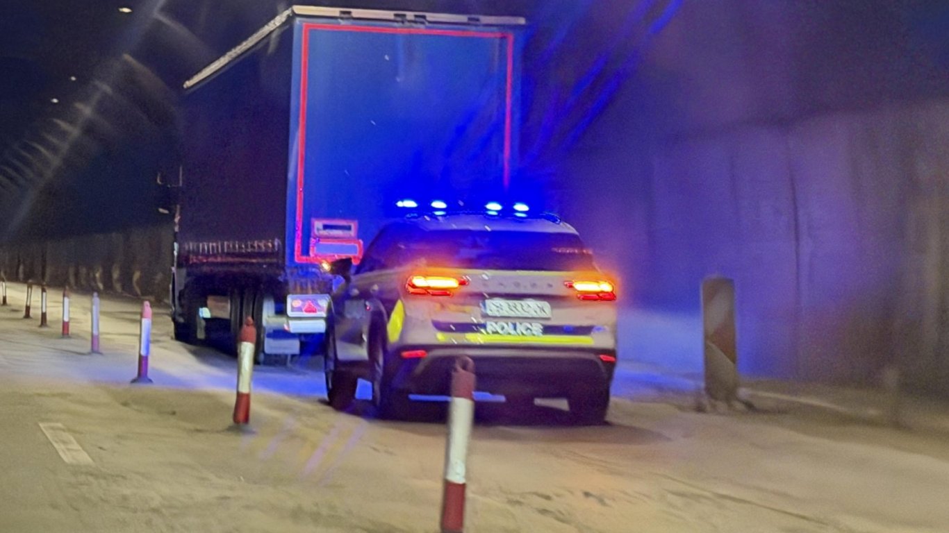внимавайте в тунел „топли дол“: авария блокира лента по хемус