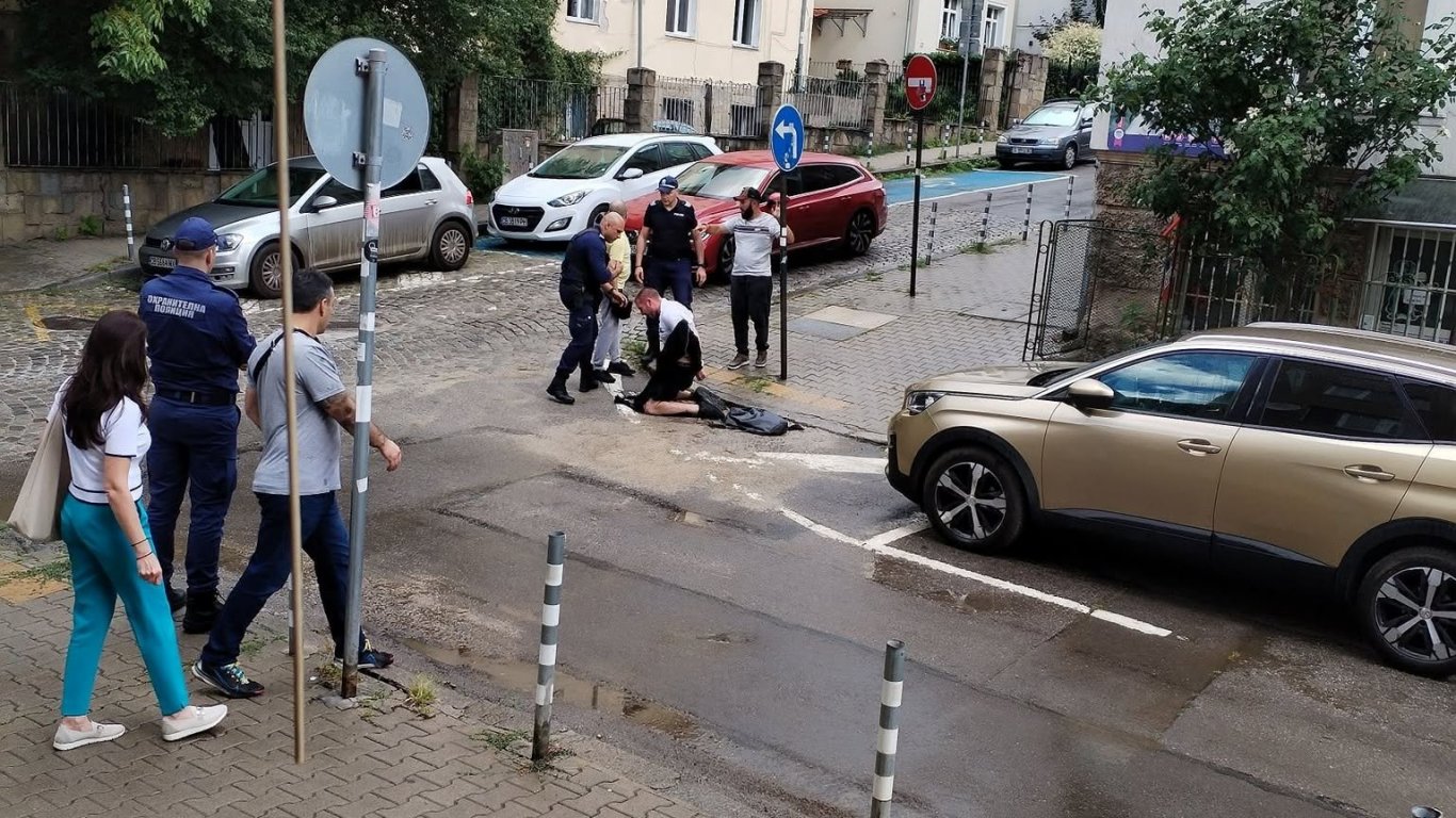 дързък опит за кражба на кола с дете завърши с намесата на баща-полицай