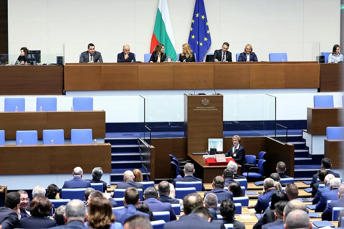исторически прецедент: опозицията превзема ключови постове в парламента