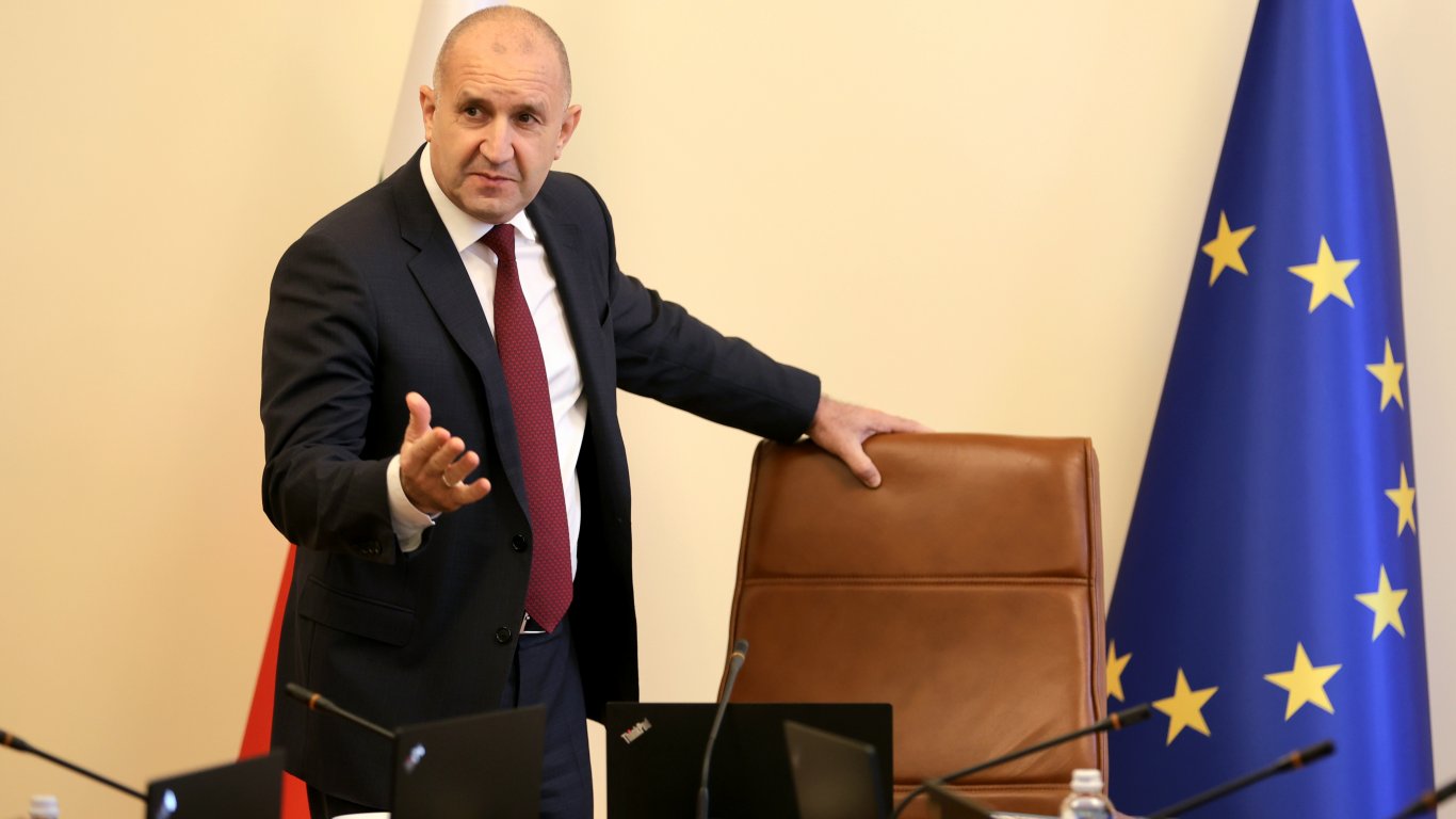 край на спекулациите: правителството на радев категорично отрича съкращения и скъпи покупки