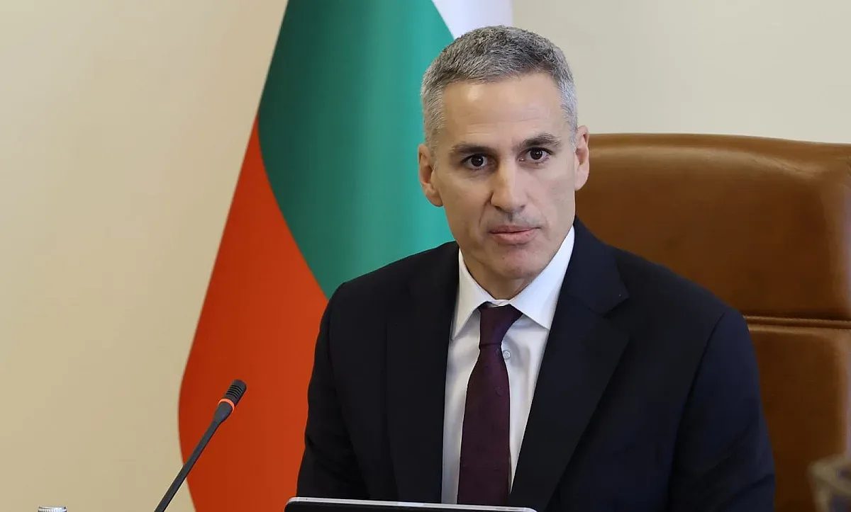 мълчанието на гюров: президентски амбиции или политическа игра?