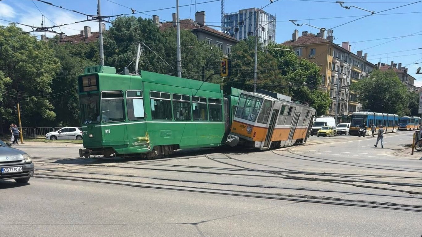 обеден сблъсък в сърцето на столицата: трамваите 8 и 10 се удариха
