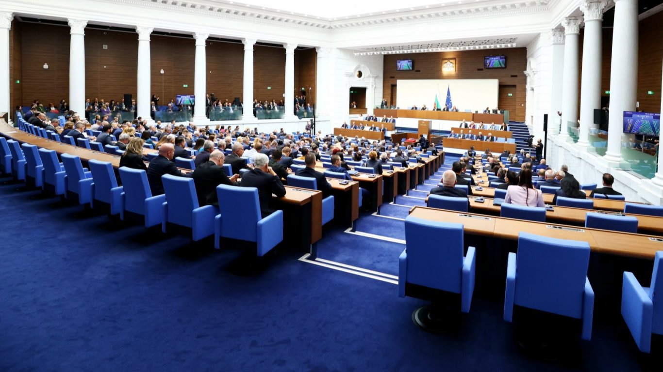 парламентският огън се пренасочва: кой ще поеме удара вместо радев?