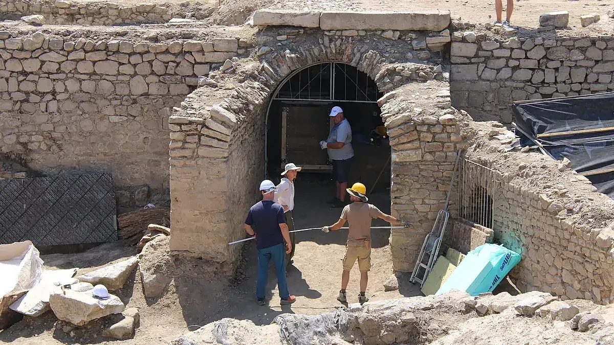 подземията на хераклея синтика проговарят: една статуетка пренаписва историята
