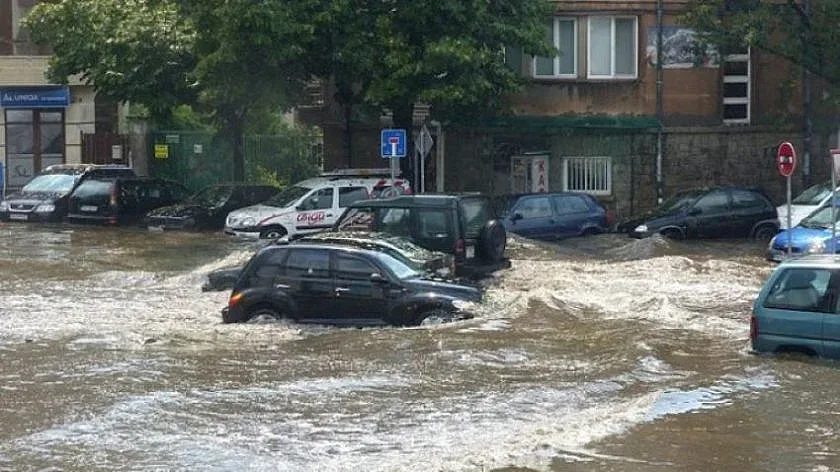 природата в ярост: хасково и перник се борят с водния апокалипсис