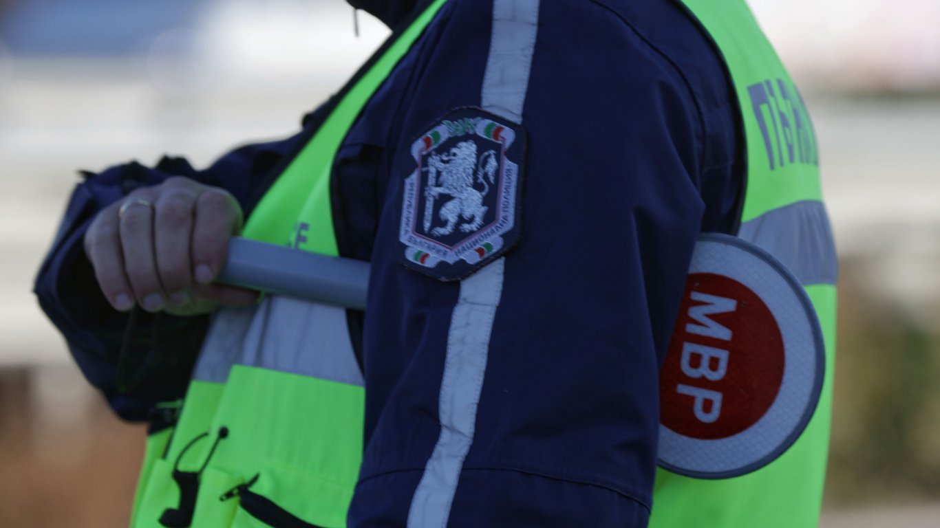 пътят към варна е блокиран: три автомобила се сблъскали край лясковец