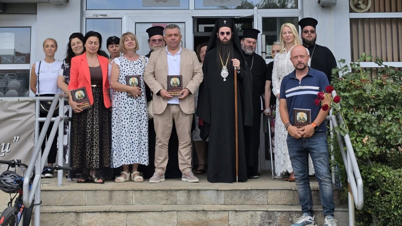 решен е конфликтът в свети влас: украинският свещеник напуска храма