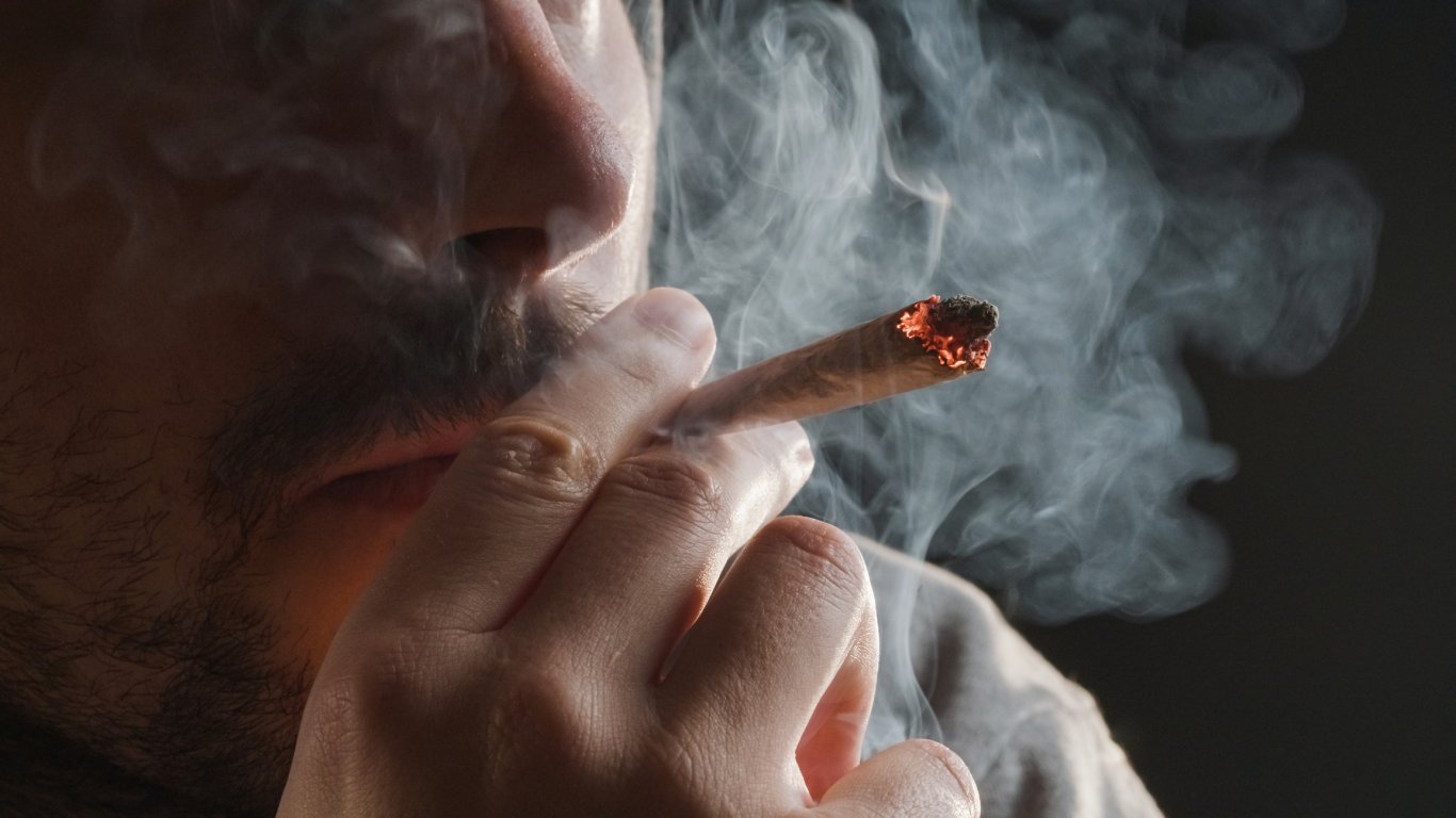 скритата цена на тийнейджърското пушене на марихуана: психиката под удар