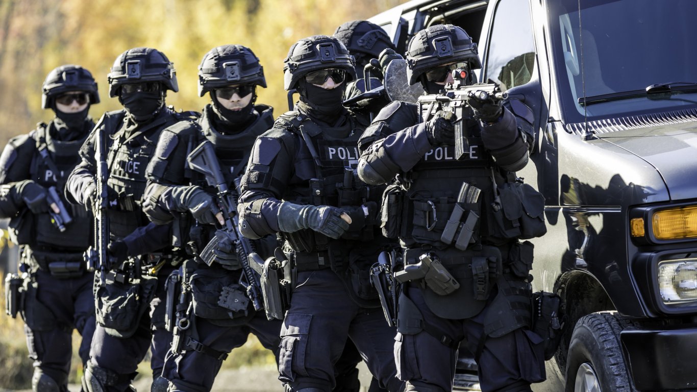смел или просто упорит? робот за доставки се сблъсква с swat в аризона
