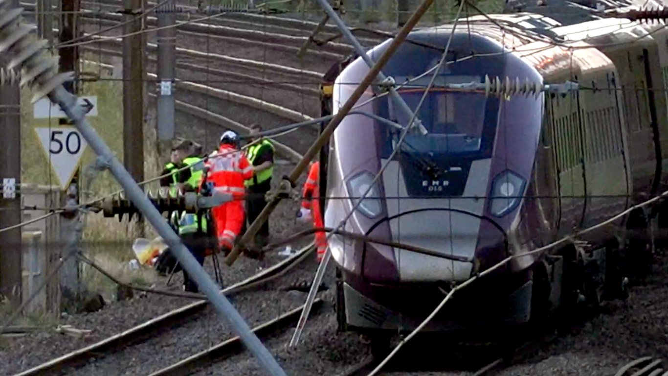 трагедия на релсите в англия: жестока катастрофа остави десетки ранени