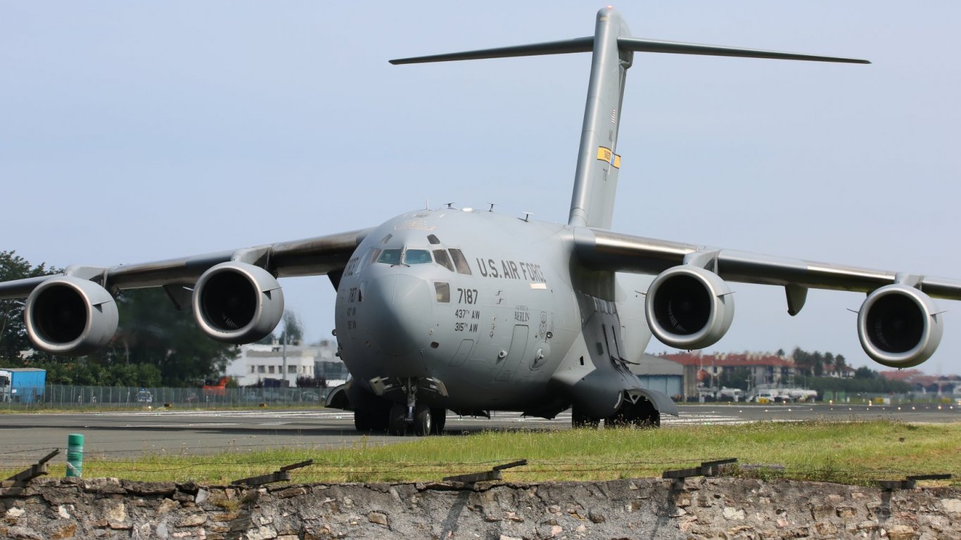 американски гигант в небето над варна: c-17 кацна в морската столица