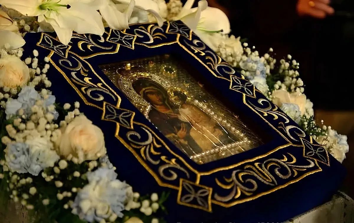 аромат на рози и вяра: хавайската чудотворна икона посещава българия