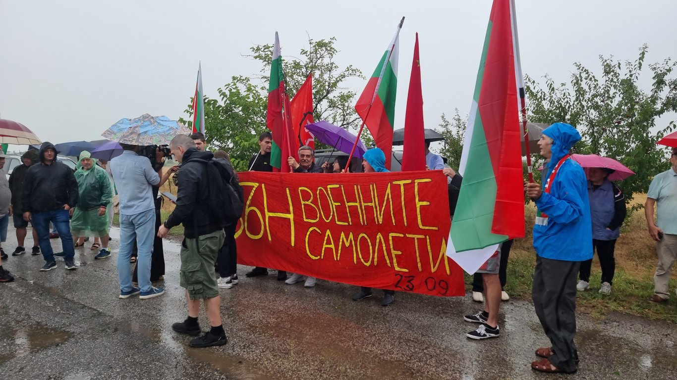 безмер каза „не“ на чуждите военни машини: пътят към авиобазата е под обсада