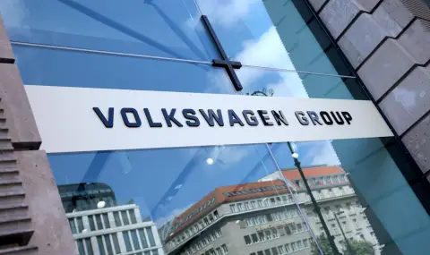 битката за заводите: защо оливър блуме отказва бързи затваряния в vw?