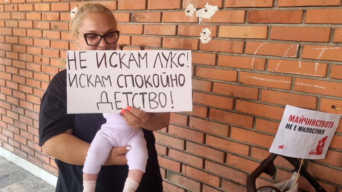 борба за бъдещето на децата: масови протести срещу ниските майчински