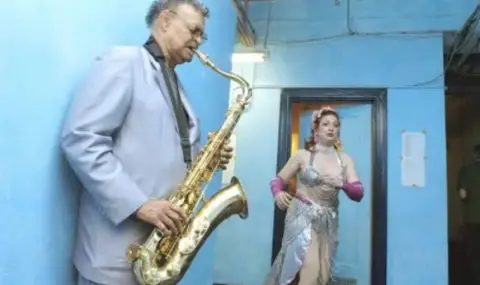 гласът на една легенда: светът си загуби плас джонсън, човека зад „розовата пантера“