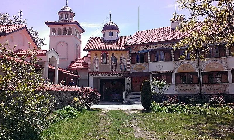 ескапизъм с лукс: открийте тайната на клисура, където природата среща модерния град
