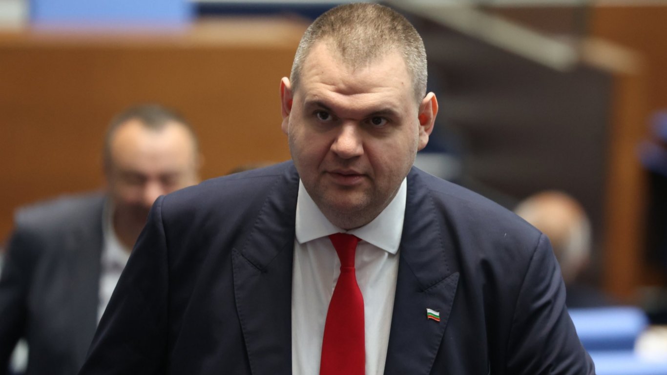 „незаконно разследване!“: делян пеевски атакува министър демерджиев