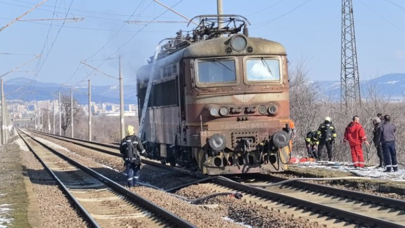 огнен инцидент в монтанско: дизелов локомотив избухва в пламъци