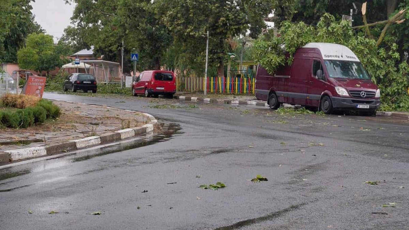природата се разгърна над ямбол: градът потъна в хаос след мощна буря