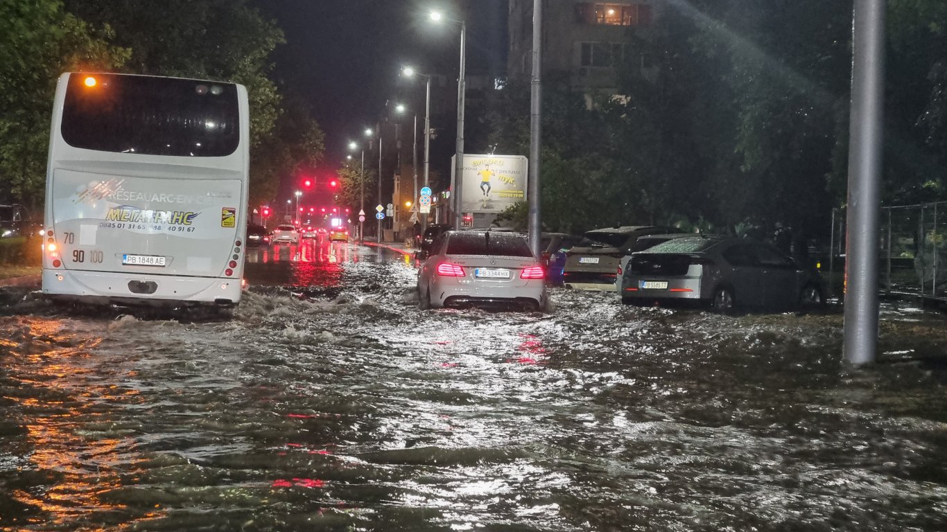природата удари отново: пловдив и цялата страна се борят с последиците от мощни бури