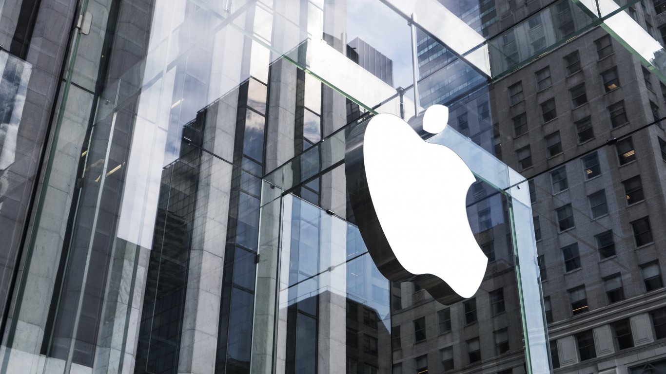 сблъсък на титани: apple обвинява openai в кражба на технологични тайни