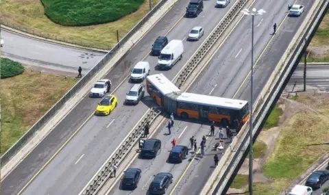 транспортен колапс на цариградско шосе: автобус разкъсва мантинелата и блокира софия