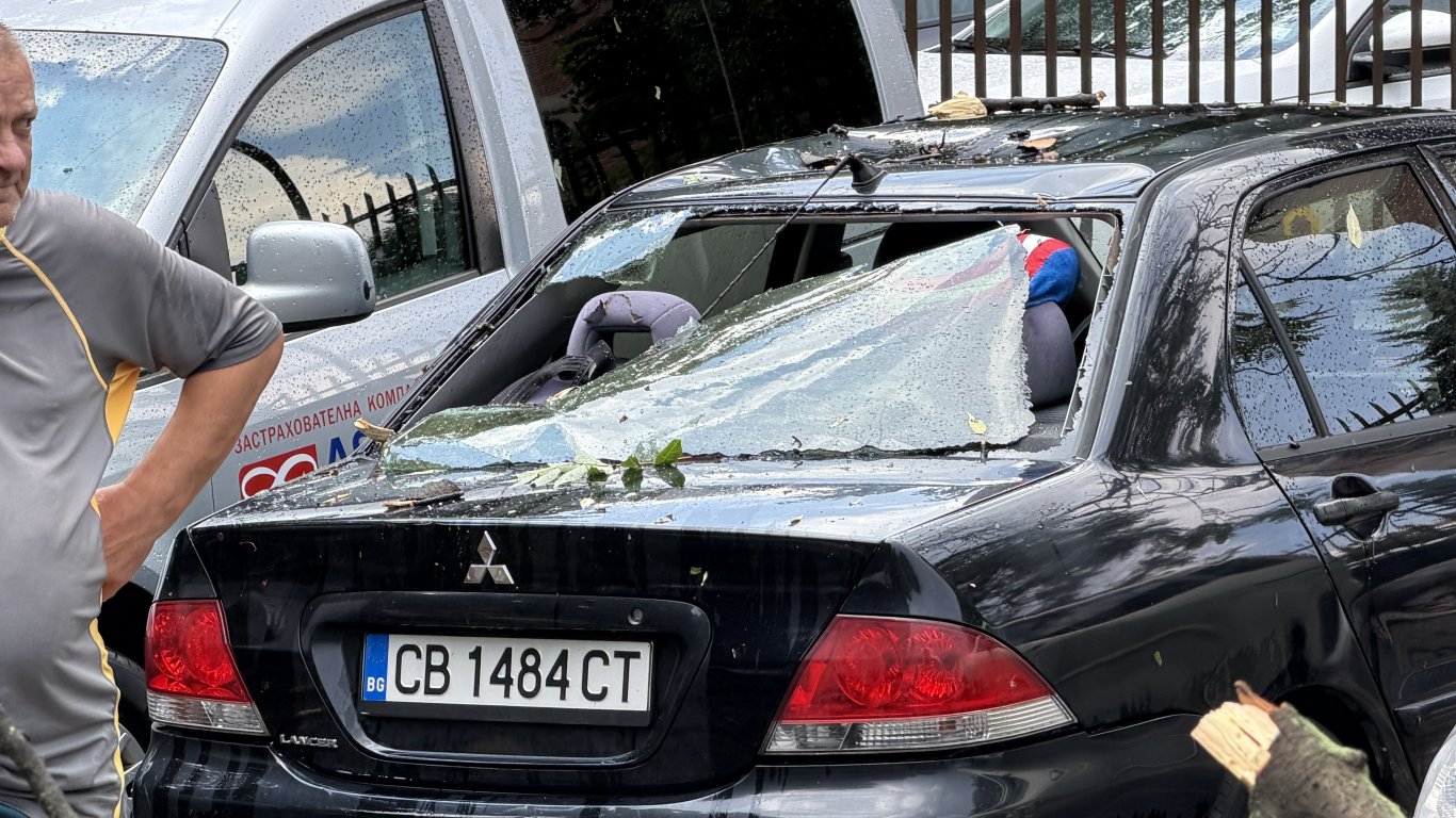 градски водопади и планински свлачища: как бурята промени картата за един ден