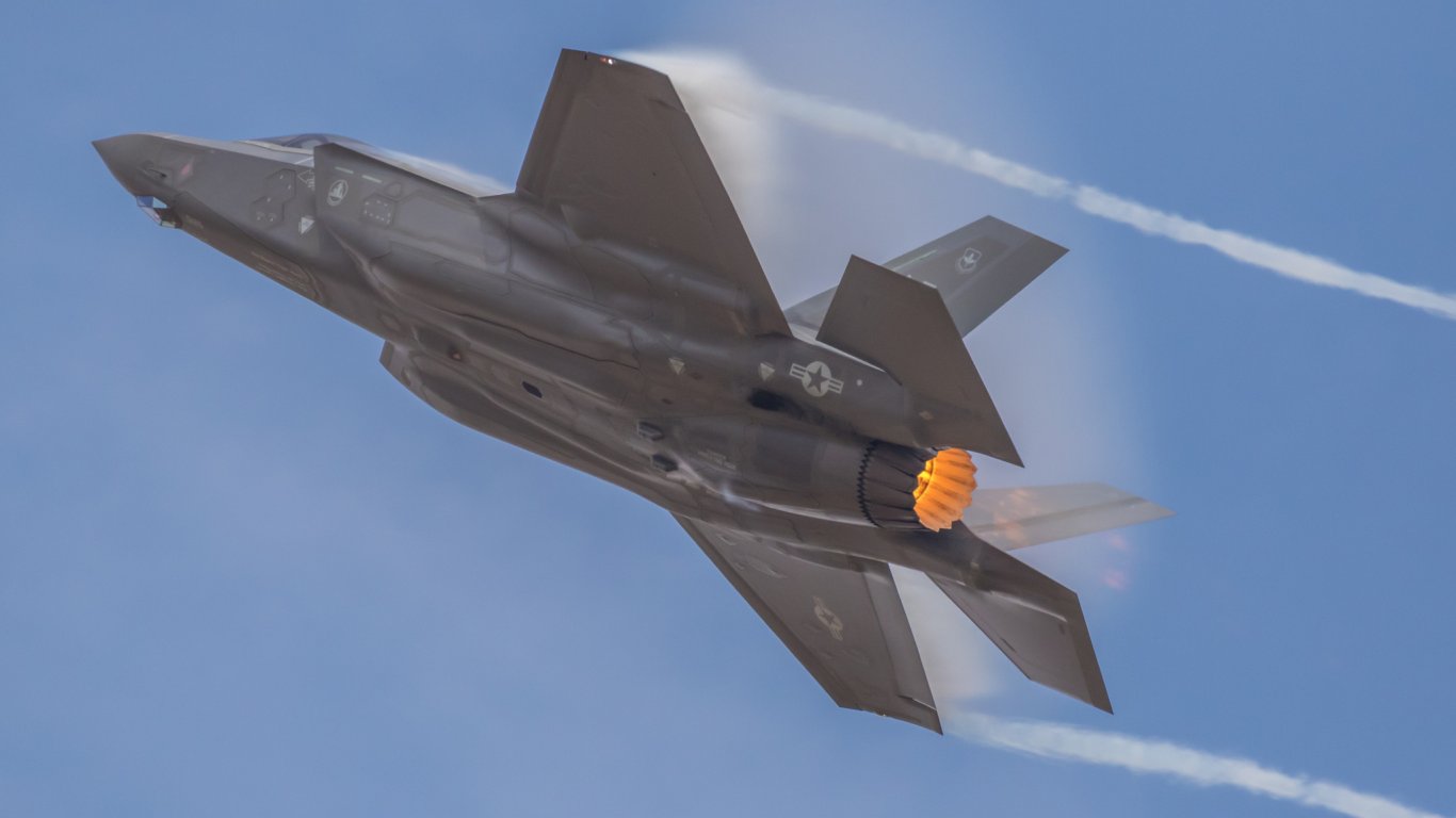 драма в небето на калифорния: скъпоструиран стелт f-35b завърши в катастрофа
