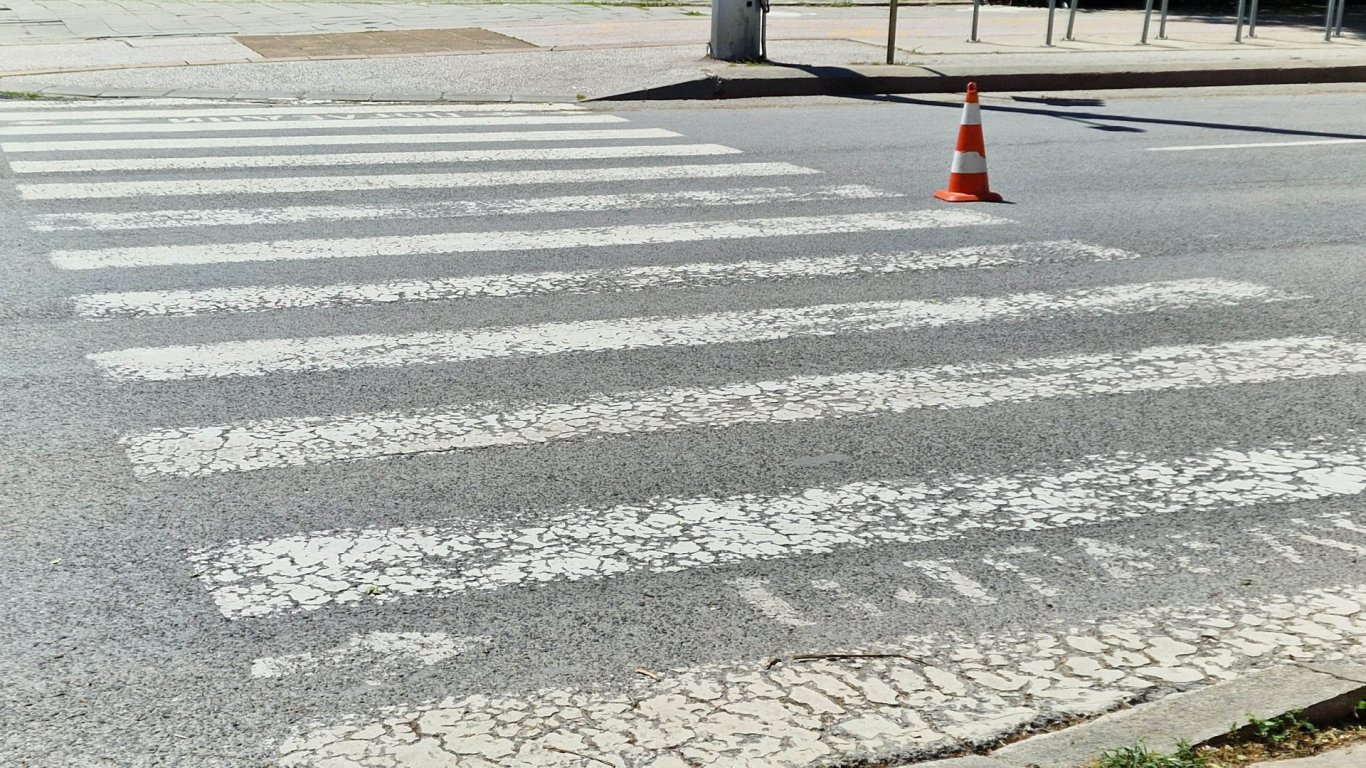 драма в свети влас: автобус повали жена и тригодишното ѝ дете на пешеходна пътека