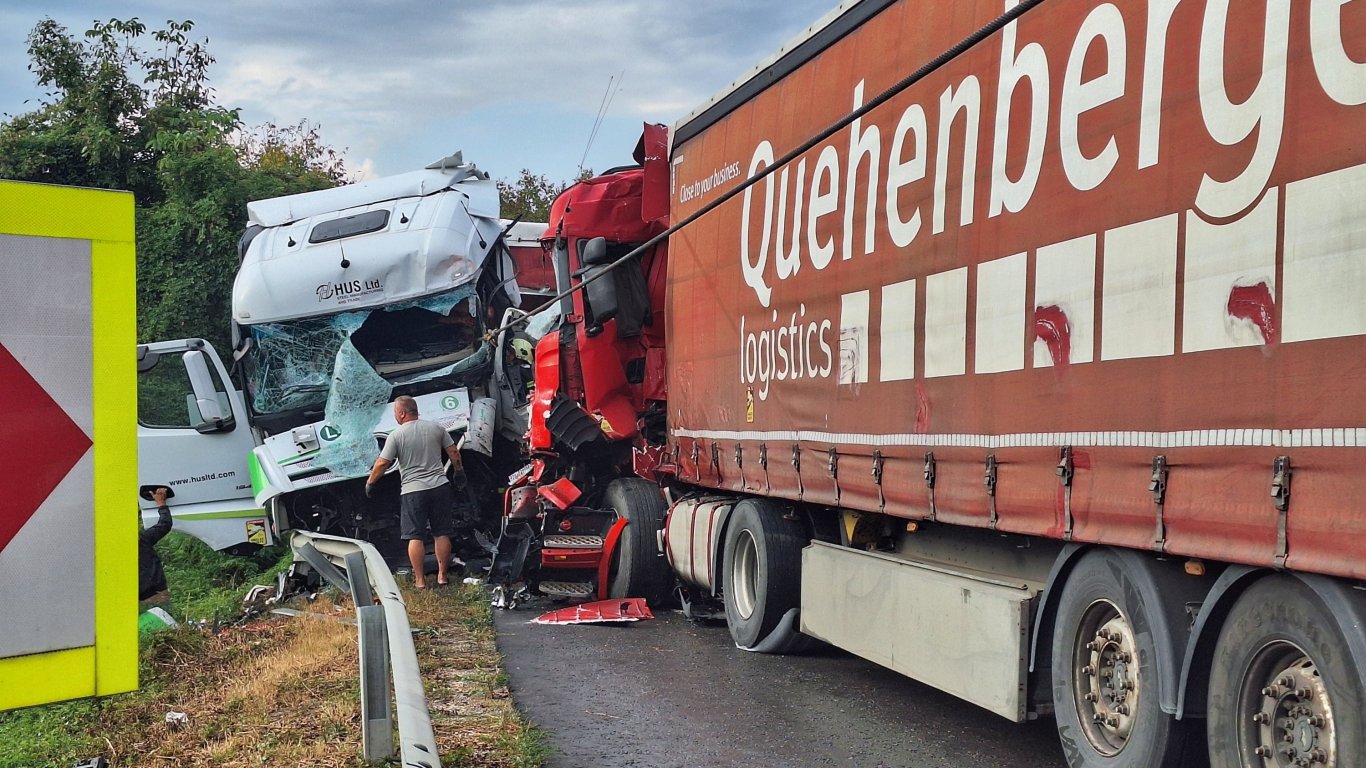 драма на път i-3: сблъсък на тежкотоварни машини парализира движението към софия