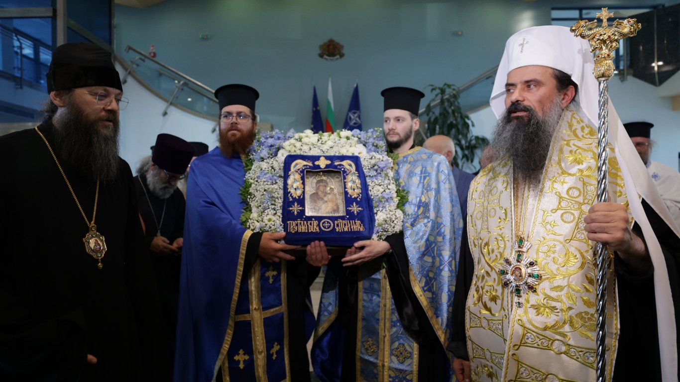 духовно събитие в софия: светата икона от хавай стъпи на българска земя
