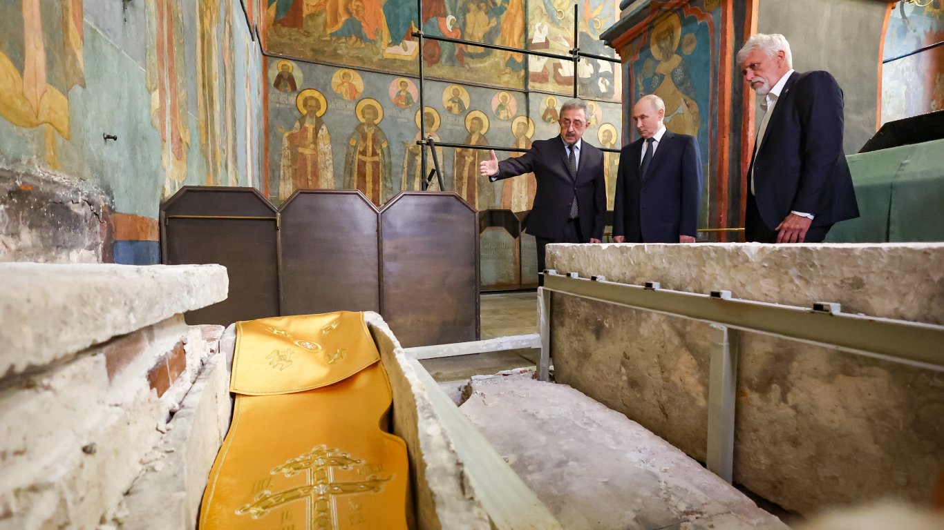 духът на миналото в сърцето на кремъл: путин пред мощите на дмитрий донски