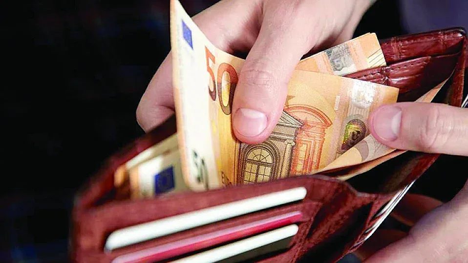 заплати и осигуровки от 1 август: кой печели и кой губи в новия бюджет?
