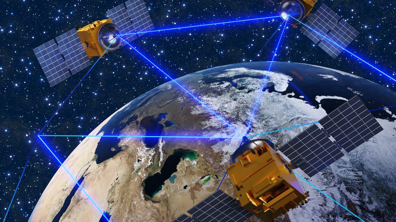 космическа надпревара: русия ускорява създаването на своя аналог на starlink