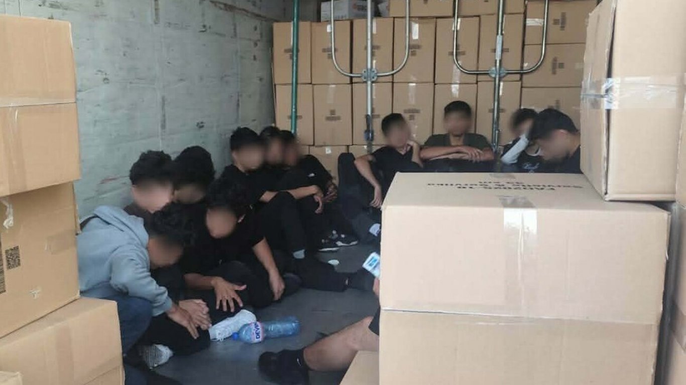 крах на опит за трафик на хора: 18 мигранти открити в камион при видин
