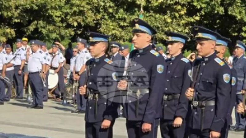 криле на свободата: новото поколение офицери поема стража над българия