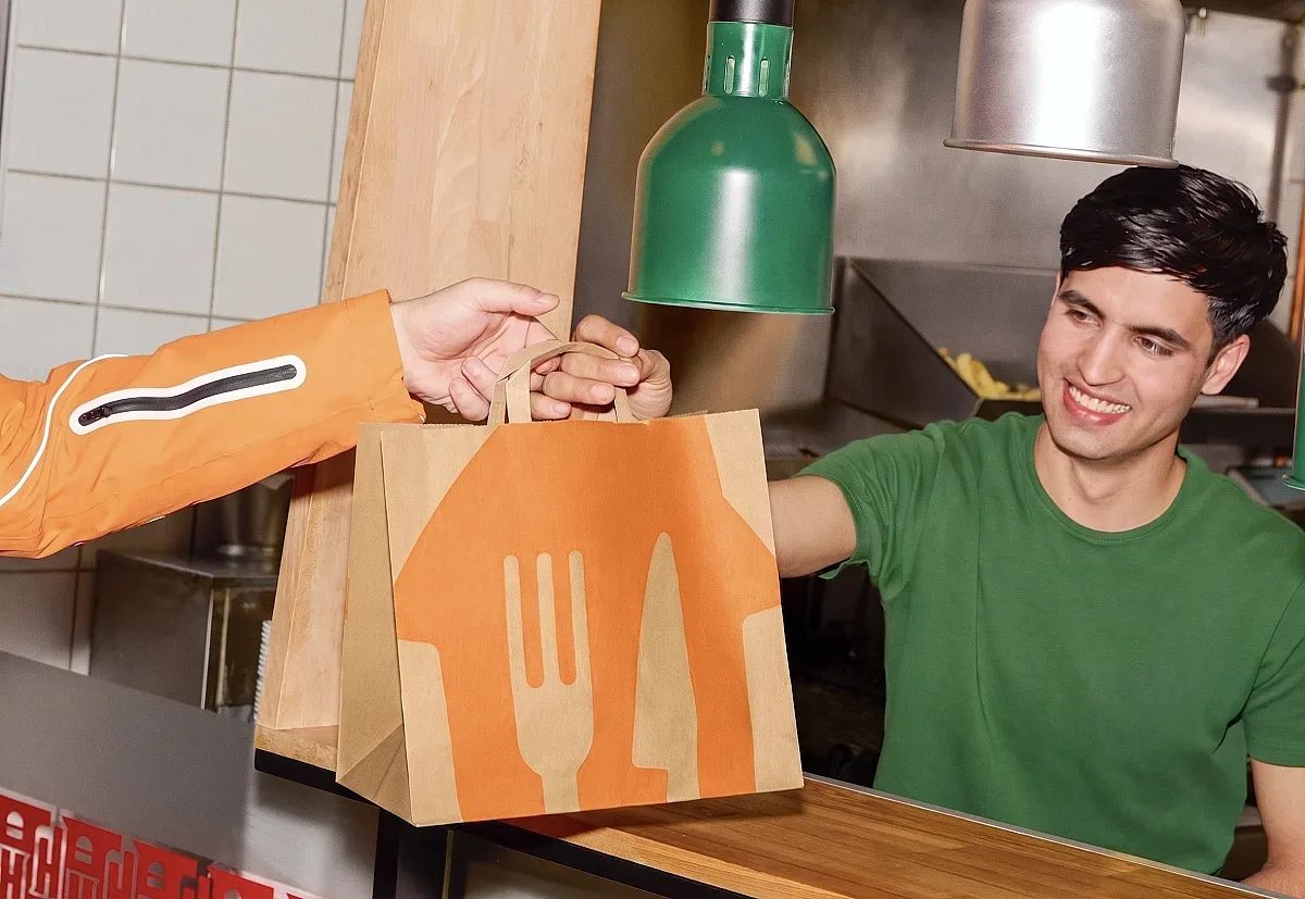 курс към печалбата: just eat takeaway затваря вратите в българия
