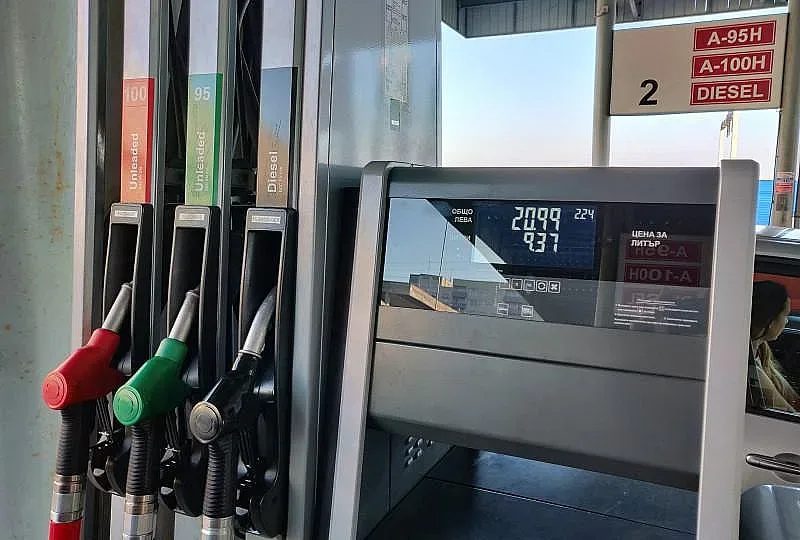 парадоксът на колонката: защо евтиният петрол не помага на българските шофьори?