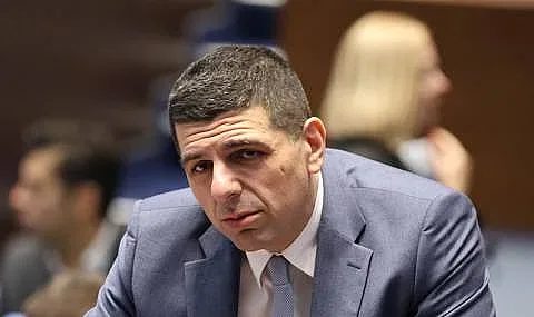 политика или папарашки лов? странните методи на „да, българия“