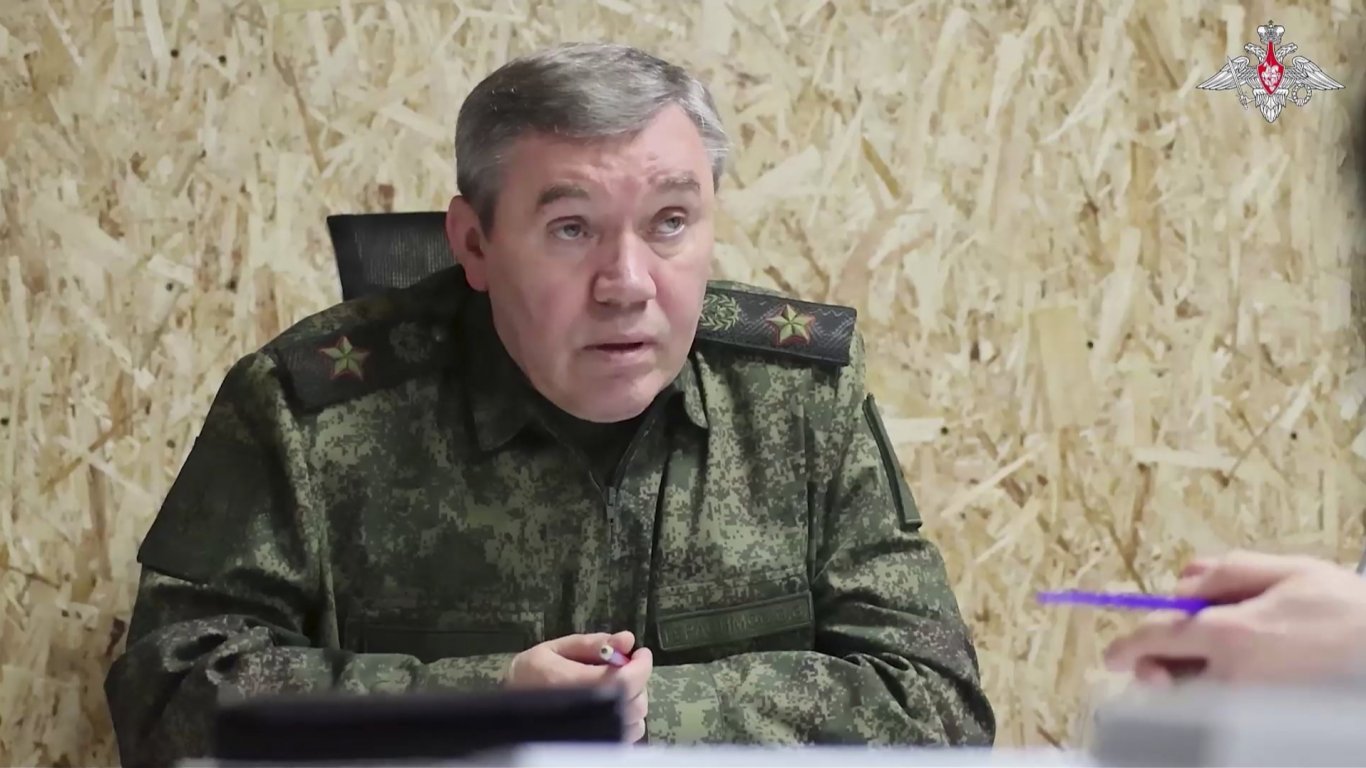 правният удар на киев: генерал герасимов обвинен в военни престъпления