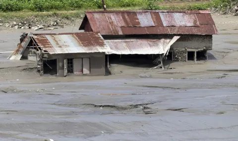 природата се вбеси: стотици жертви и нова заплаха от езеро в хималаите