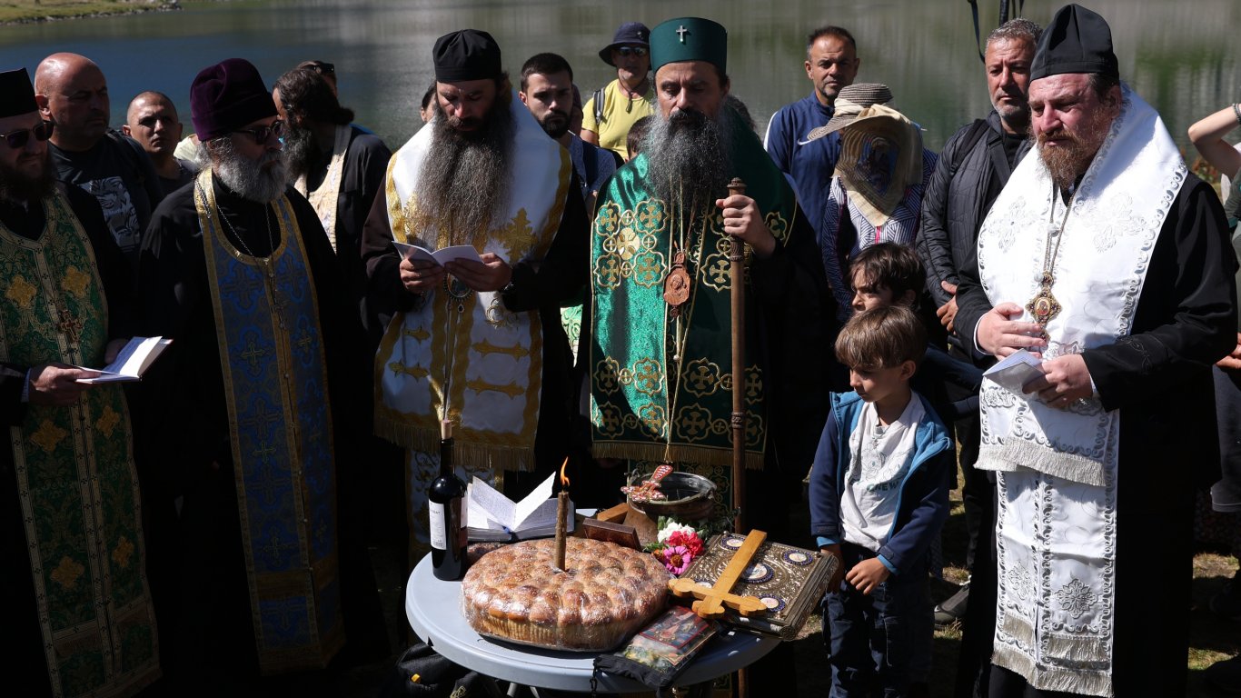 свещената вода на бъбрека: патриарх даниил отново в сърцето на рила