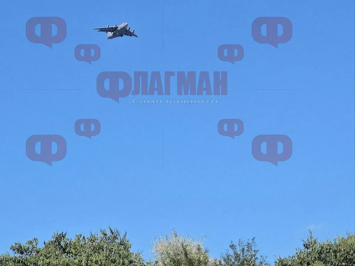 сенките на гиганта: boeing c-17 разтърси небето над бургас