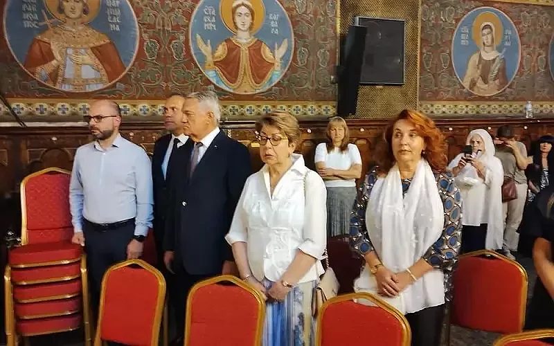 скен от неочаквани скандирания в „св. неделя“: руският посланик развълнува вярващите