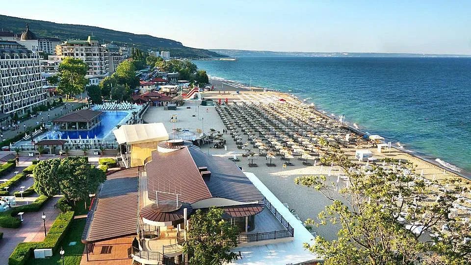 слънчев бряг или златен бряг? как една сметка за обяд разтърси мрежата