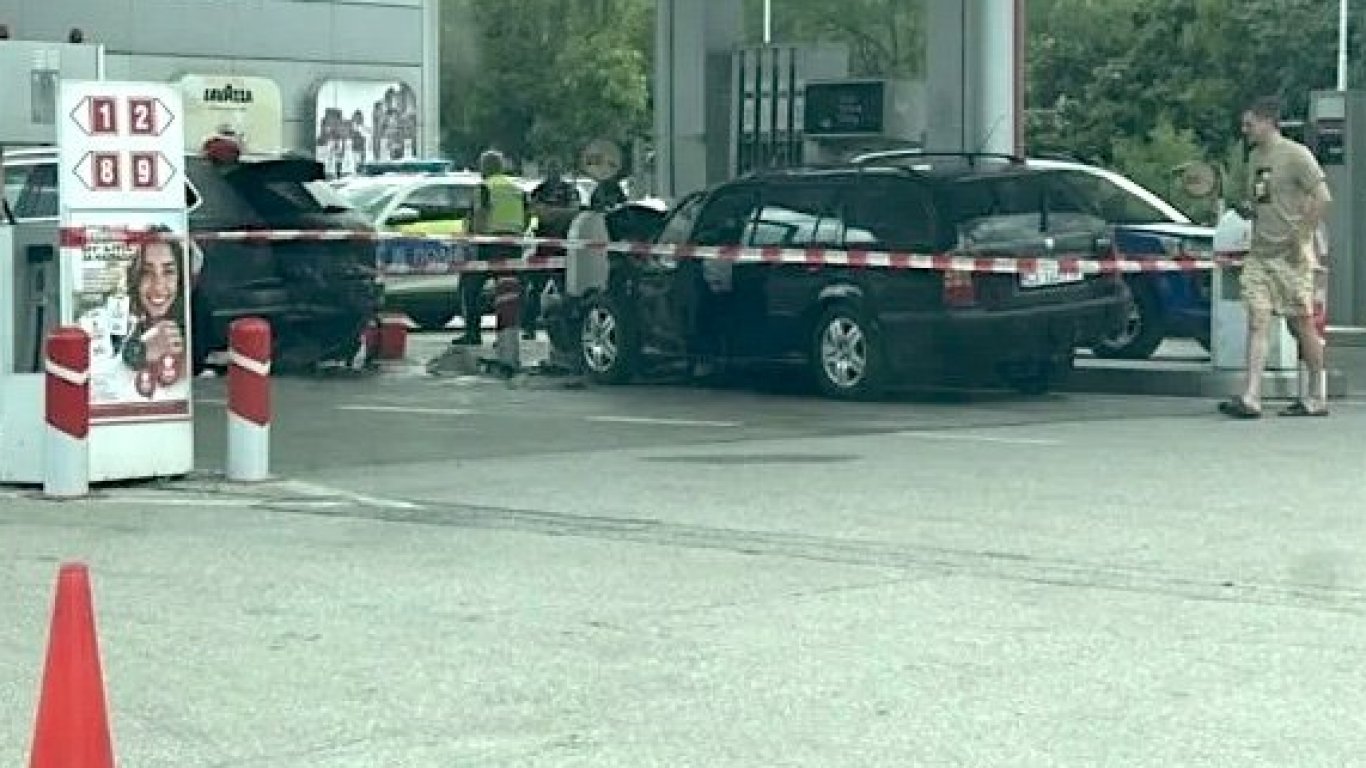 ужас на бензиностанция: автомобил повали жена и се вряза в колонка