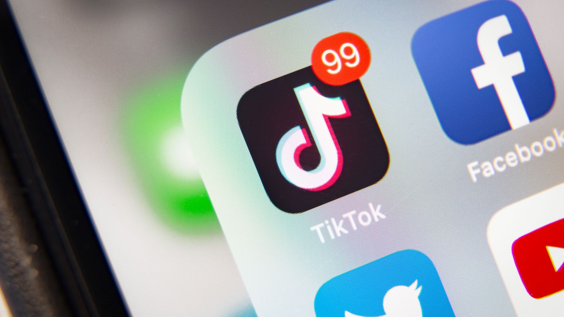 tiktok става дигитален портфейл: пари директно в чата!